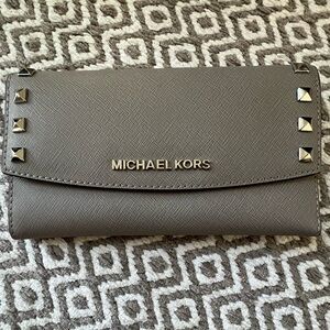 Michael Kors KARLA Large Tri-fold Leather Wallet. Grey. Excellent condition.